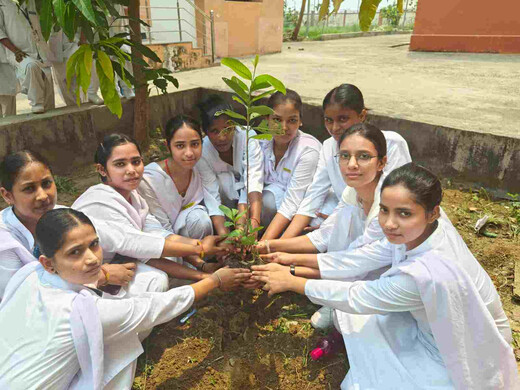 जीएनएम स्कूल की छात्राओं ने दिया पर्यावरण संरक्षण का संदेश, किया पौधारोपण